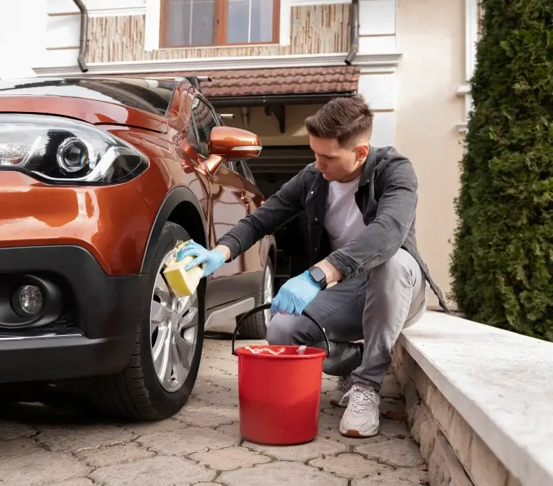 Lavage auto à domicile Landrais : professionnel intervenant sur un véhicule